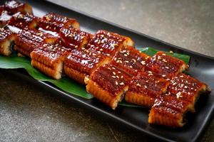 gesneden gegrilde paling of gegrilde unagi met saus - kabayaki - japans eten stijl foto