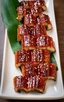 gesneden gegrilde paling of gegrilde unagi met saus - kabayaki - japans eten stijl foto