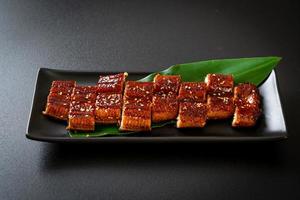 gesneden gegrilde paling of gegrilde unagi met saus - kabayaki - japans eten stijl foto