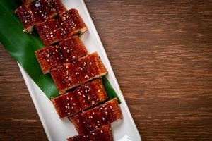 gesneden gegrilde paling of gegrilde unagi met saus - kabayaki - japans eten stijl foto
