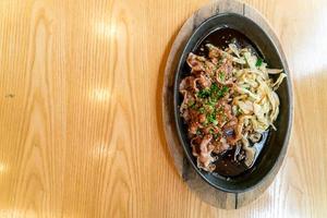 teriyaki-varkensvlees in hete pan met kool - Japanse voedselstijl
