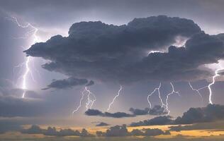 dik zwart wolken flitste bliksem in de lucht foto