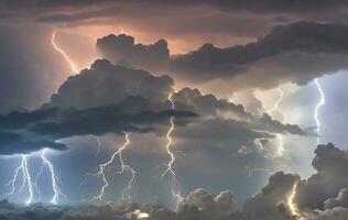 dik zwart wolken flitste bliksem in de lucht foto