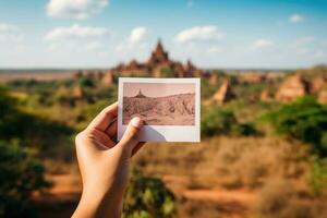 onherkenbaar toerist houdt ansichtkaart in voorkant van natuurlijk landschap. ai gegenereerd foto