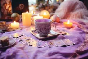 een stapel van tarot kaarten verspreide aan de overkant een tafel bovenkant, brandend kaarsen, heks magie elementen in pastel kleuren. fortuin vertellen, tarot voorspellingen. generatief ai foto