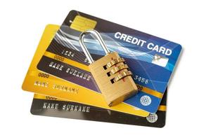 creditcard met wachtwoord sleutel slot geïsoleerd op een witte achtergrond. foto