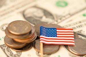 stapel munten met usa amerika vlag op witte achtergrond. vlag op dollarbankbiljetten. foto