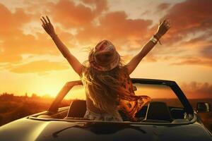 gelukkig jong vrouw met armen uitgestrekt staand in converteerbaar auto Bij zonsondergang. ai gegenereerd pro foto