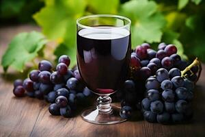 glas van rood wijn met druiven Aan een houten tafel in de wijngaard. ai gegenereerd foto