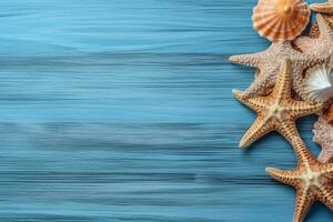 schelpen en ster vis Aan een houten blauw achtergrond.generatief ai. foto