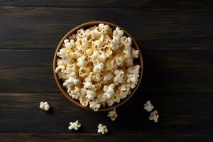 popcorn in de kom Aan oud houten achtergrond foto