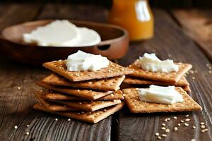 crackers met room kaas ,munt blad in de houten achtergrond foto