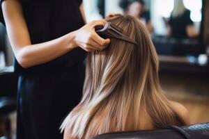 kapper snijdend vrouw in salon. foto