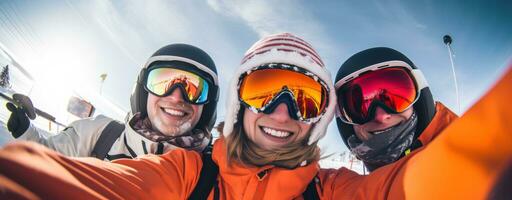 een groep van skiërs vervelend ski stofbril en handschoenen foto