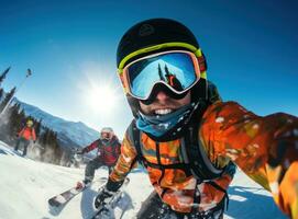 een Mens skiën Aan een besneeuwd berg foto