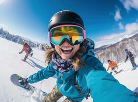 een vrouw vervelend een oranje jasje is selfie maken Aan een besneeuwd helling foto