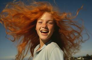 aantrekkelijk jong vrouw met gekruld rood haar- en een glimlach foto