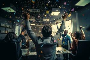 bedrijf mensen met confetti in de lucht vieren succes Bij werk foto