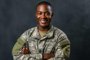 een jong zwart Mens in een leger uniform is glimlachen en poseren voor een foto
