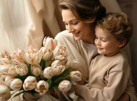 moeder met zoon met bloemen foto