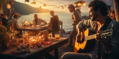 een Mens is spelen gitaar met mensen in de omgeving van een vuurplaats Bij zonsondergang foto