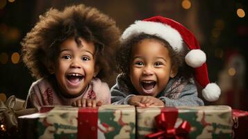 opgewonden kinderen opening hun presenteert Aan Kerstmis ochtend- foto