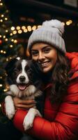 gelukkig hond poseren in een de kerstman hoed met zijn eigenaar foto