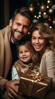 blij familie met Kerstmis presenteert en decoraties foto