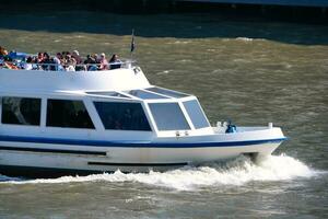 het beste visie van boot over- rivier- Theems wateren Bij Londen brug, hoofdstad stad van Engeland Super goed Brittannië. de beeld was gevangen genomen juni 4e, 2023 foto