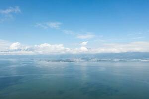 blauw lucht en meer in erhai, Yunnan, China. foto