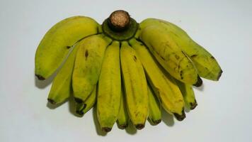 banaan geïsoleerd wit, een populair fruit dat is gemakkelijk naar eten door Verwijderen haar dik huid, musa paradijselijk, bevat vitamines a, c, en b6 naar boost de lichaam immuniteit. foto