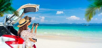 jong paar toerist op zoek Bij de mooi strand en zee visie met auto terwijl reizen het rijden weg reis Aan zomer vakantie foto