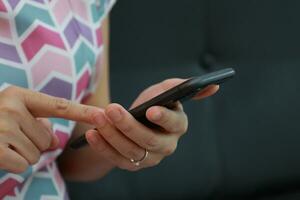 gebruik makend van telefoon, mobiel telefoon in hand- foto