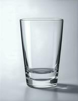 glas water op een witte achtergrond foto