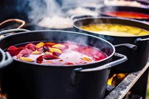 dranken fruit en bessen heet overwogen wijn in potten met stoom- in straat voedsel markt. generatief ai foto