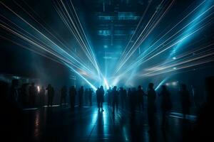 silhouet in enthousiast nacht club onder blauw stralen balken genieten van Bij concert. neurale netwerk ai gegenereerd foto