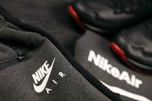 Charkov, Oekraïne - december 20, 2020 Nike merk kleren en schoenen sport slijtage uitrusting. Nike is Amerikaans multinational corporatie verloofd in fabricage en wereldwijd afzet van kleren en schoenen foto
