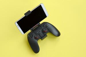 spelletjes mijnheer g3s modern zwart gamepad voor smartphone Aan geel achtergrond dichtbij omhoog foto