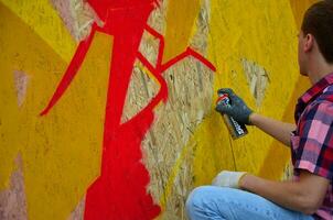 Charkov, Oekraïne - mei 27, 2017 festival van straat kunsten. jong jongens trek graffiti Aan portable houten muren in de centrum van de stad. de werkwijze van schilderij Aan muren met aërosol verstuiven blikjes foto