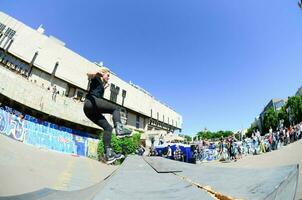 Charkov, Oekraïne - 27 kunnen, 2018 rol het schaatsen gedurende de jaar- festival van straat culturen foto