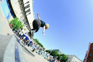 Charkov, Oekraïne - 27 kunnen, 2018 rol het schaatsen gedurende de jaar- festival van straat culturen foto