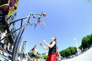 Charkov, Oekraïne - 27 kunnen, 2018 sport- teams Speel streetball in de Open lucht gedurende de jaar- festival van straat culturen foto