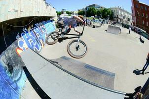 Charkov, Oekraïne - 27 kunnen, 2018 vrije stijl bmx ruiters in een skatepark gedurende de jaar- festival van straat culturen foto