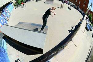 Charkov, Oekraïne - 27 kunnen, 2018 skateboarden wedstrijd in buitenshuis vleet park gedurende de jaar- festival van straat culturen foto