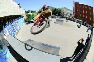 Charkov, Oekraïne - 27 kunnen, 2018 vrije stijl bmx ruiters in een skatepark gedurende de jaar- festival van straat culturen foto