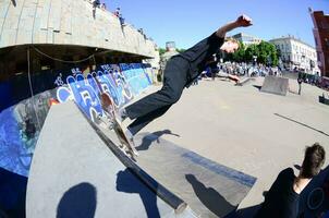 Charkov, Oekraïne - 27 kunnen, 2018 skateboarden wedstrijd in buitenshuis vleet park gedurende de jaar- festival van straat culturen foto