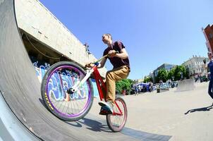 Charkov, Oekraïne - 27 kunnen, 2018 vrije stijl bmx ruiters in een skatepark gedurende de jaar- festival van straat culturen foto