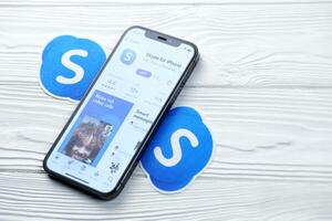 Charkov, Oekraïne - maart 5, 2021 skype icoon en toepassing van app op te slaan Aan iphone 12 pro Scherm scherm Aan wit tafel foto