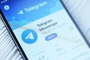 Charkov, Oekraïne - maart 5, 2021 telegram boodschapper icoon en toepassing van app op te slaan Aan iphone 12 pro Scherm scherm Aan wit tafel foto