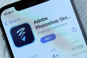 Charkov, Oekraïne - maart 5, 2021 Adobe photoshop icoon en toepassing van app op te slaan Aan iphone 12 pro Scherm scherm Aan wit tafel foto